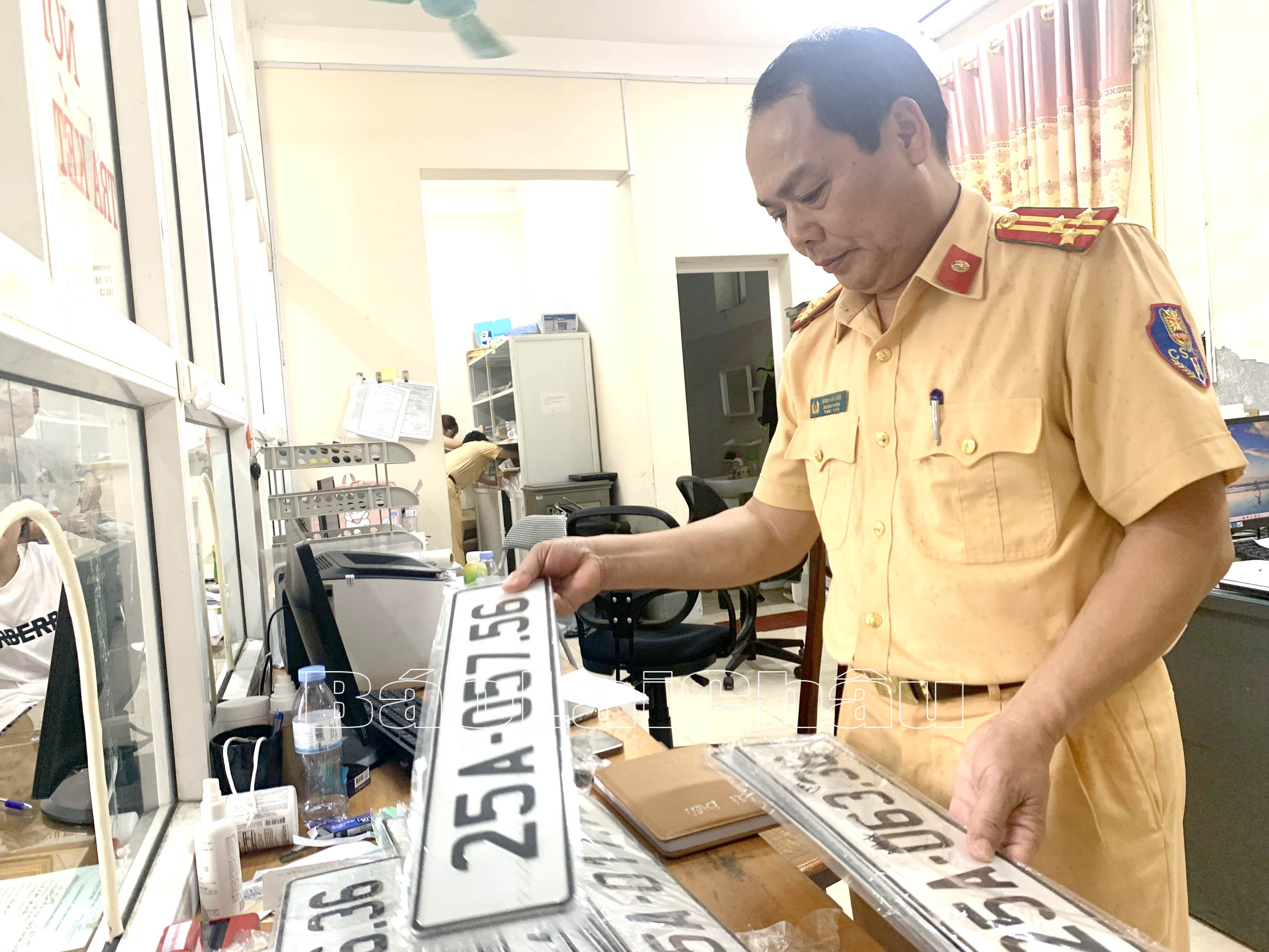 Lãnh đạo Phòng Cảnh sát giao thông, Công an tỉnh kiểm tra các biển số xe chưa được định danh.